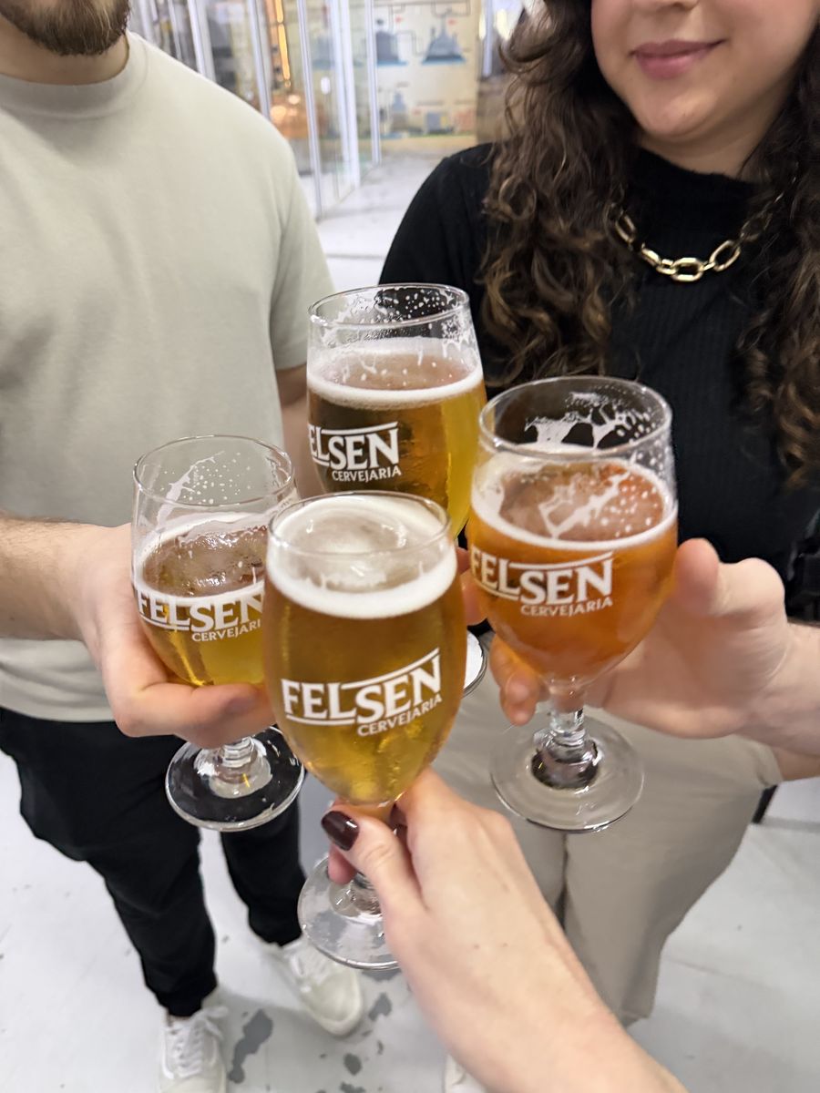 Grupo brinda com taças da Felsen no Beer Tour