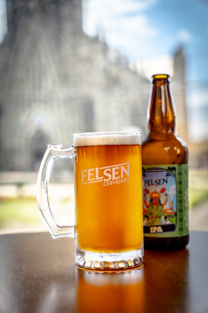 Caneca de chope e garrafa da Felsen IPA