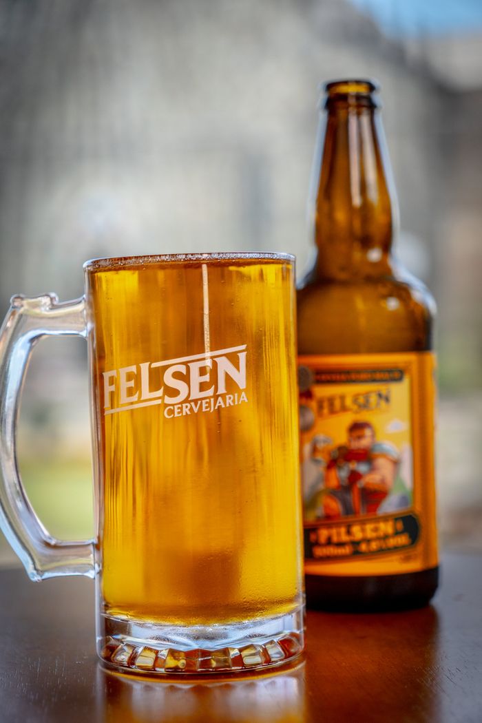 Caneca de chope e garrafa da Felsen Pilsen