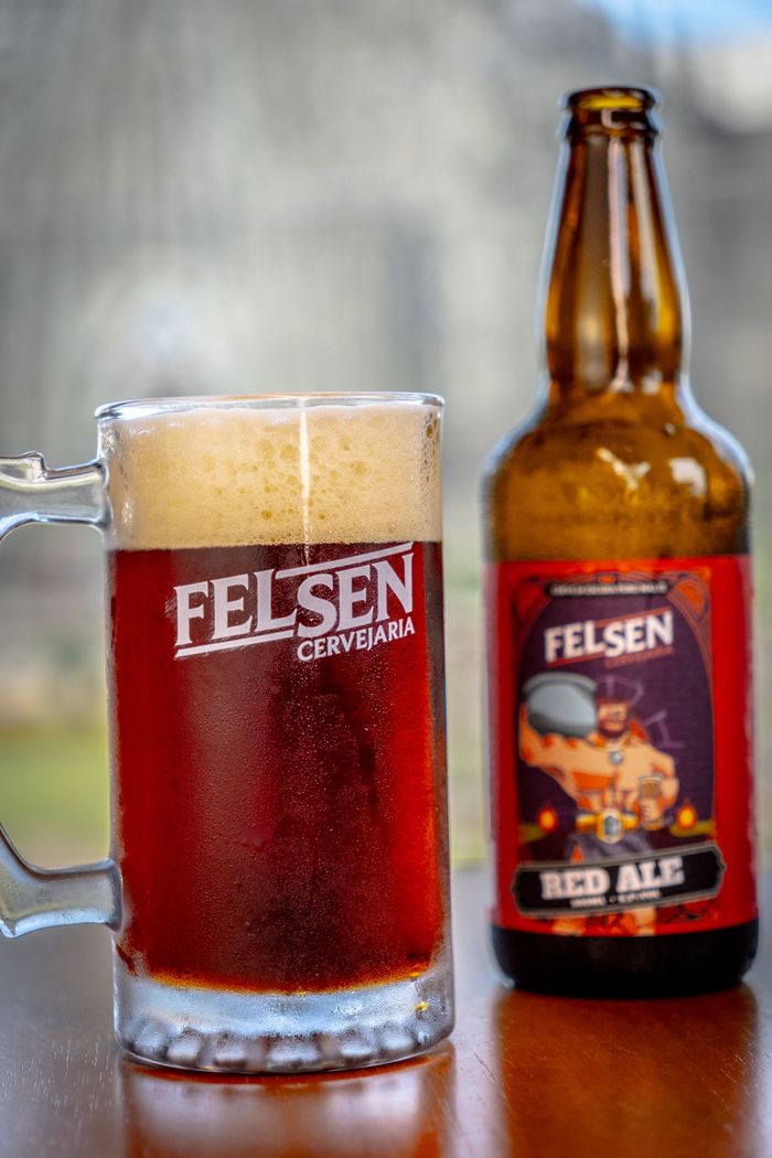 Caneca de chope e garrafa da Felsen Red Ale
