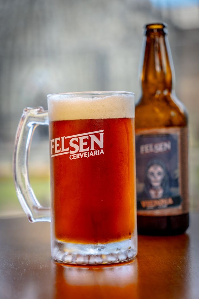 Caneca de chope e garrafa da Felsen Vienna