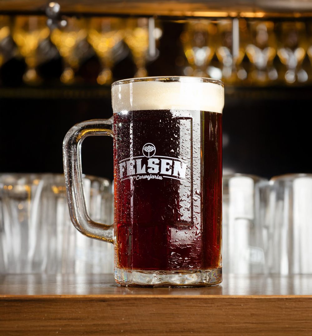 Caneca de chope escuro Felsen no balcão