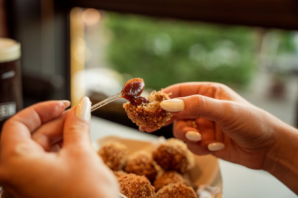 Bolinho com molho no Pub Felsen Gramado