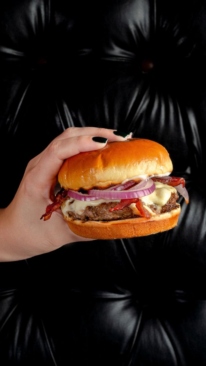 Burger com bacon, cebola roxa e queijo