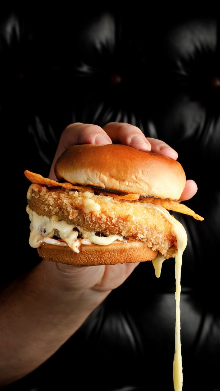 Burger com queijo empanado derretendo