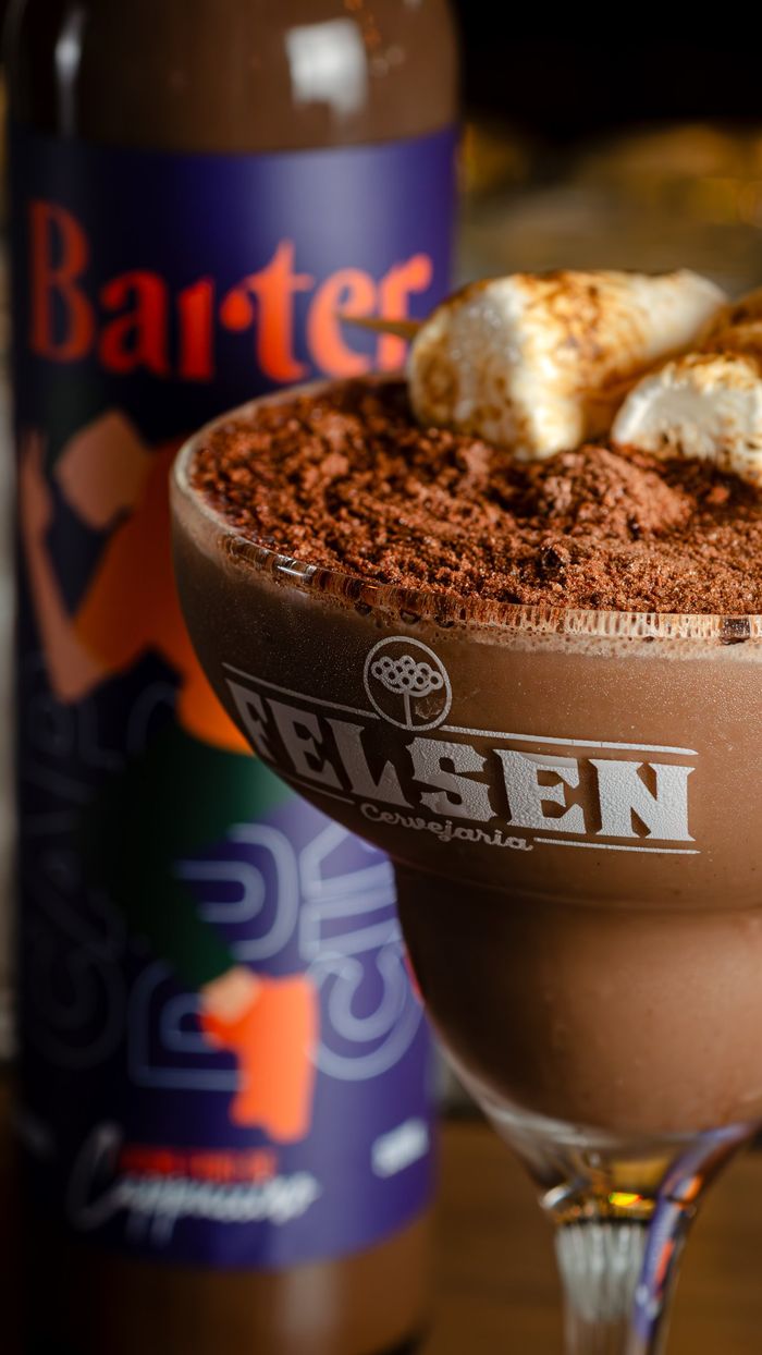 Drink de chocolate com marshmallow e garrafa da Barter