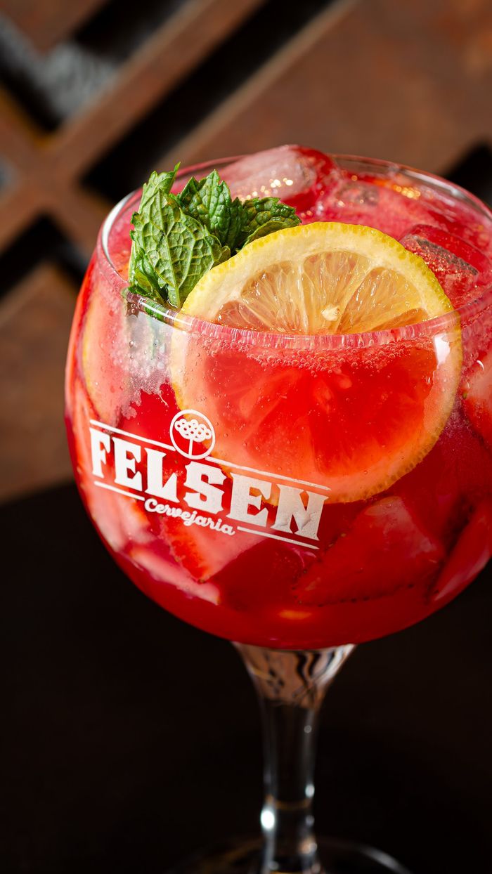 Drink vermelho com limão e hortelã na taça da Felsen