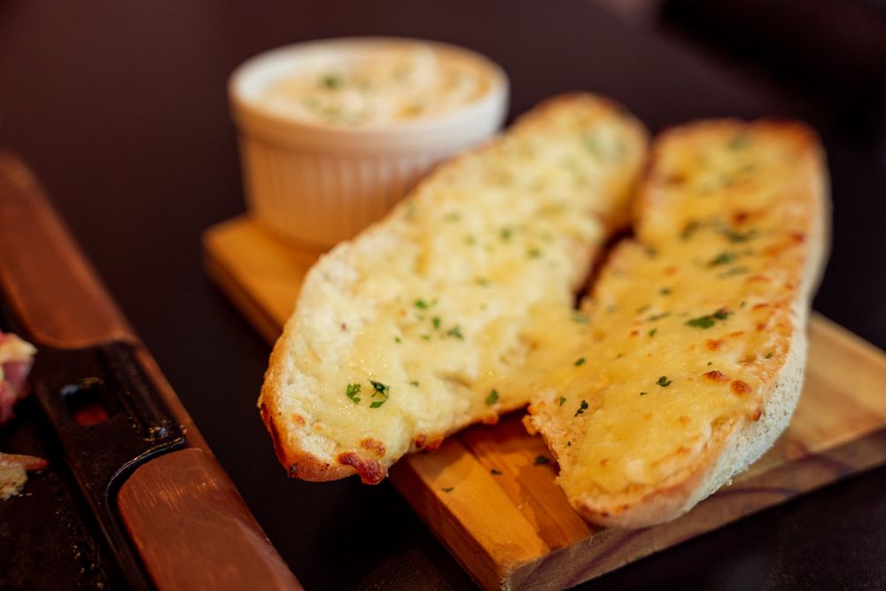 Pão de alho gratinado com patê